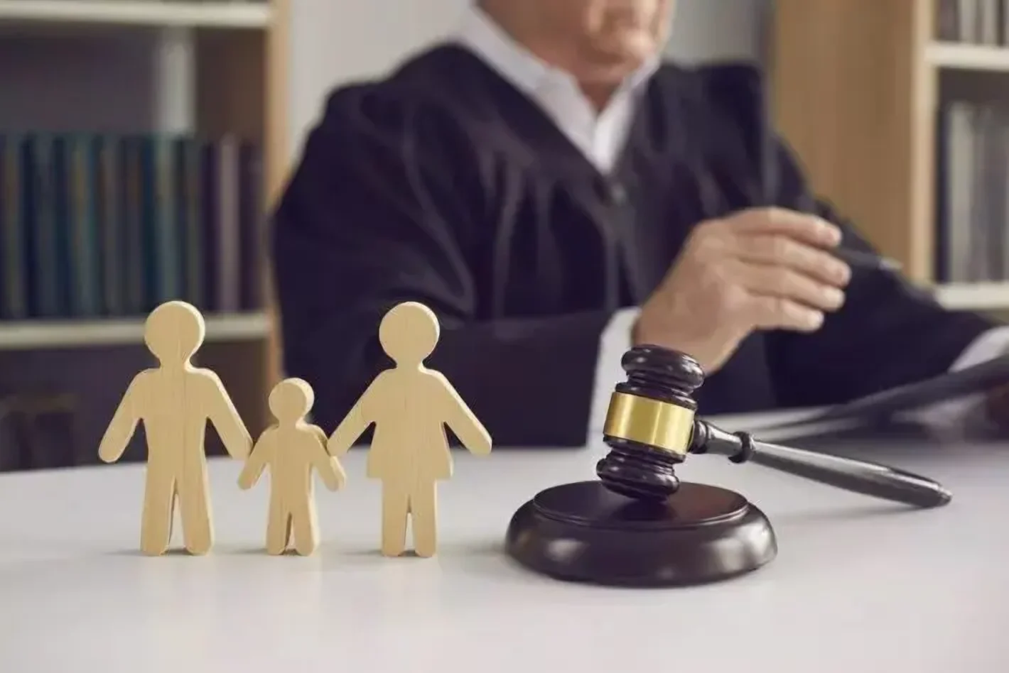 Child custody lawyer in Montreal supporting a parent